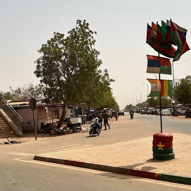 Straßenszene mit Fahnen in Burkina Faso