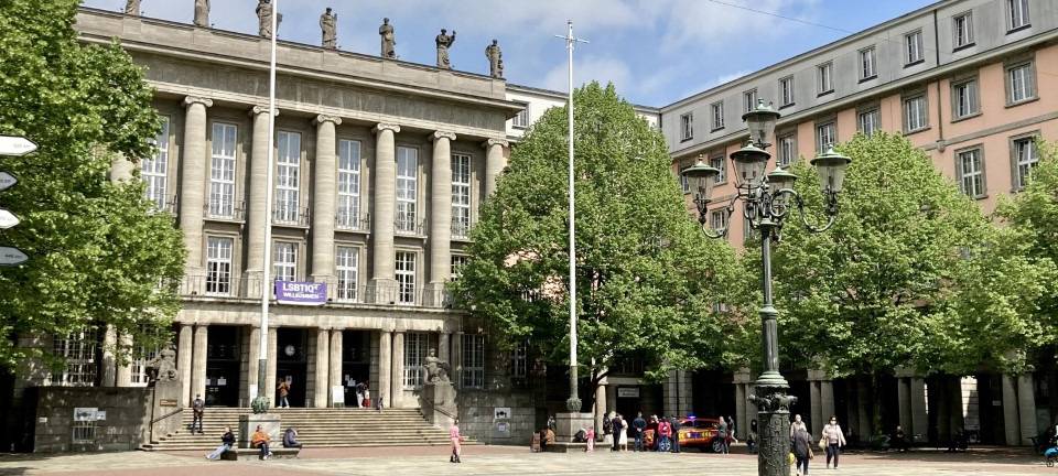 Kritik an Baumfällungen vor dem Rathaus