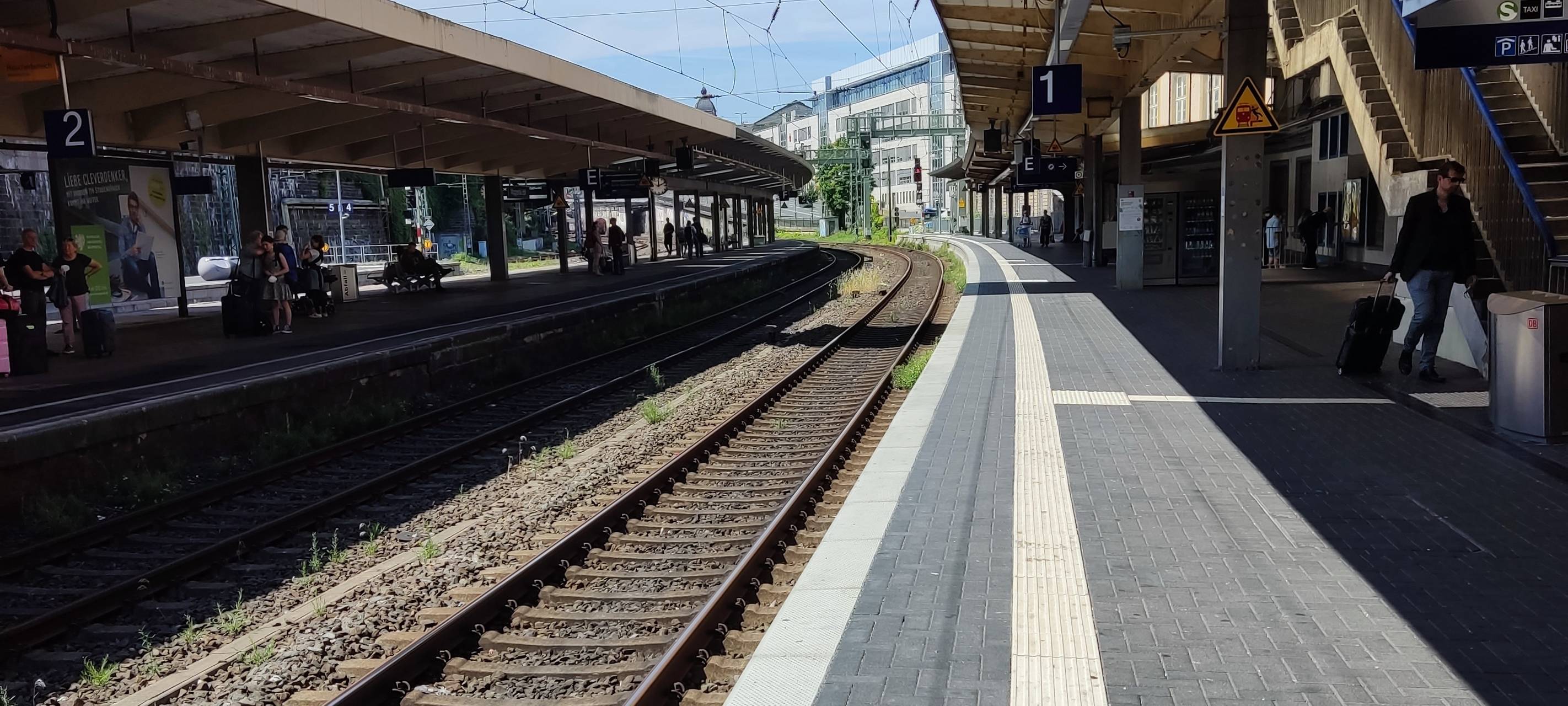Wuppertal: Zugbegleiter mit Pfefferspray angegriffen
