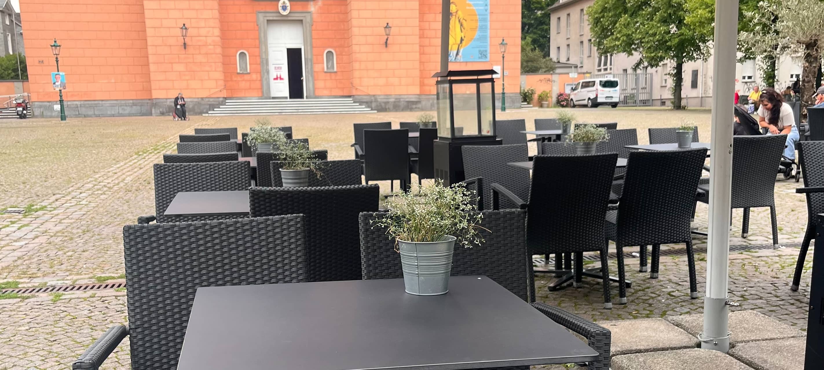 zu sehen ist eine leere Außengastronomie am Laurentiusplatz