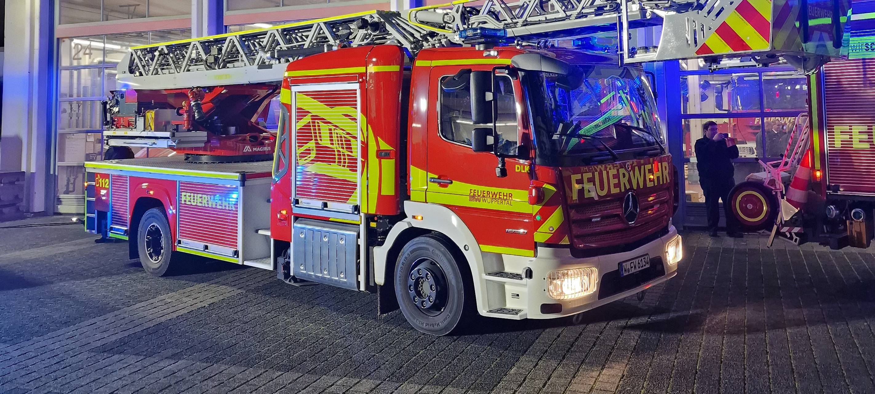 Brand in Barmen: LKW und Gartenhäuschen brennen