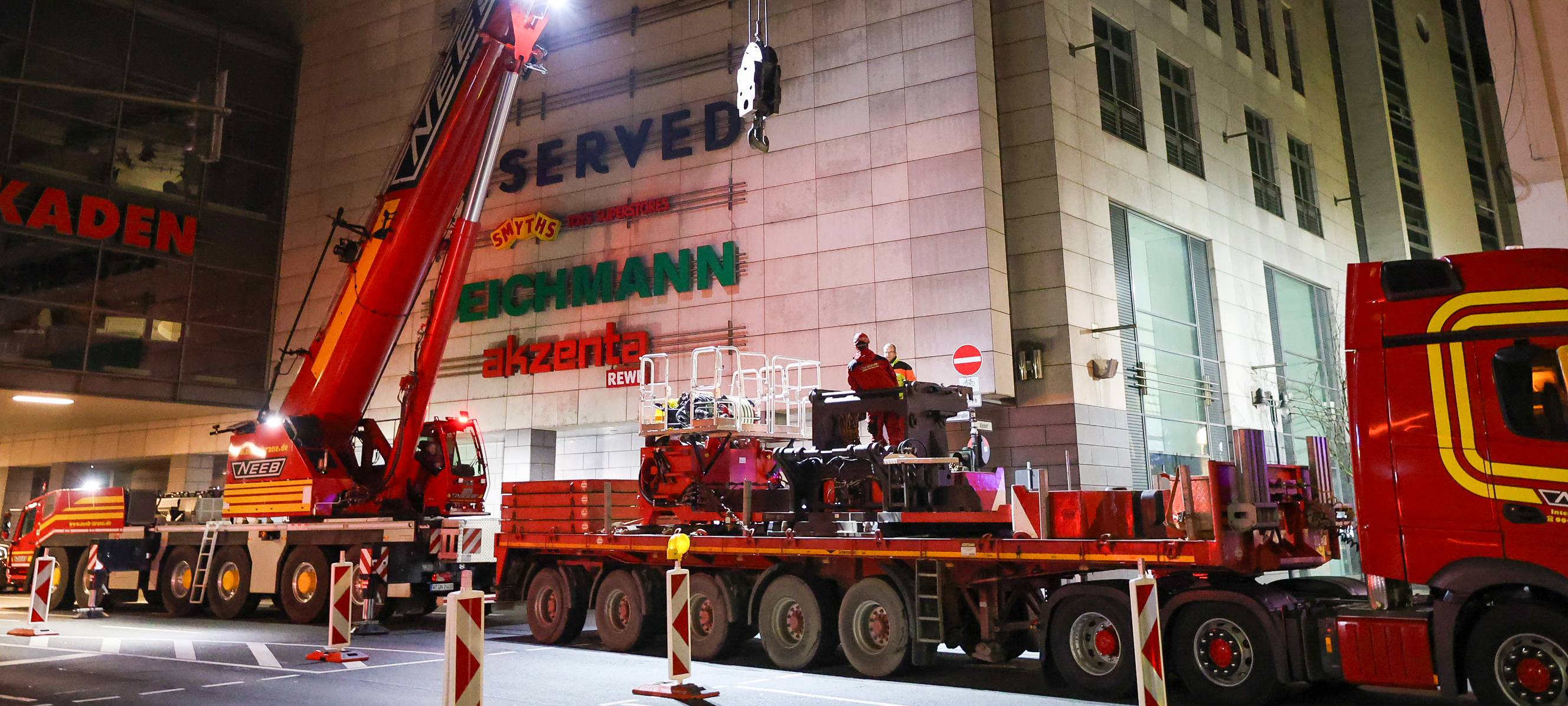 Große Kräne auf der Morianstraße in Elberfeld