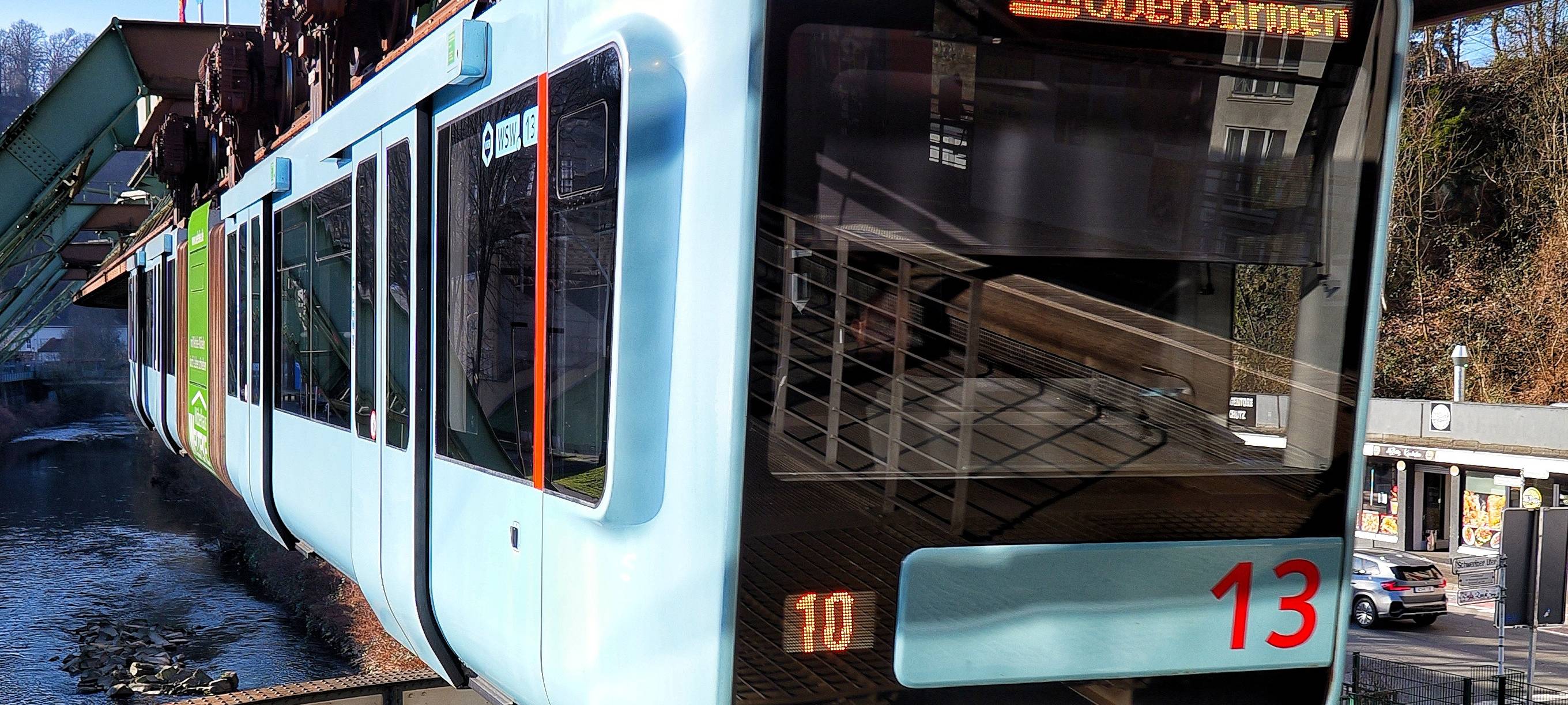 Schwebebahn steht - Ersatzverkehr ist unterwegs