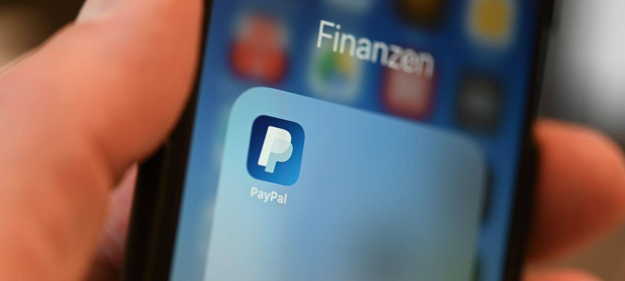Die Paypal-App ist auf einem Smartphone zu sehen