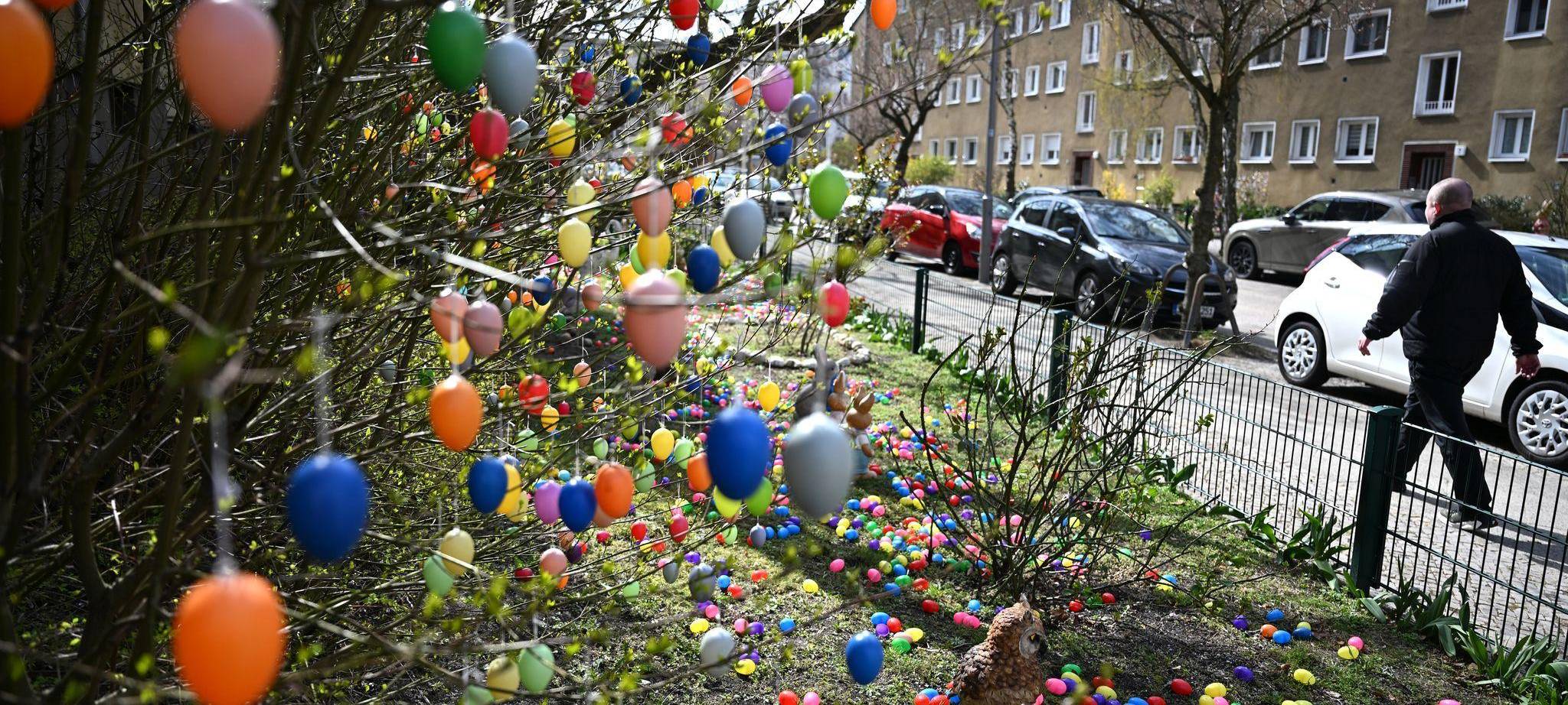 Vor Ostern in Berlin - Straße ist mit tausenden Eiern dekoriert
