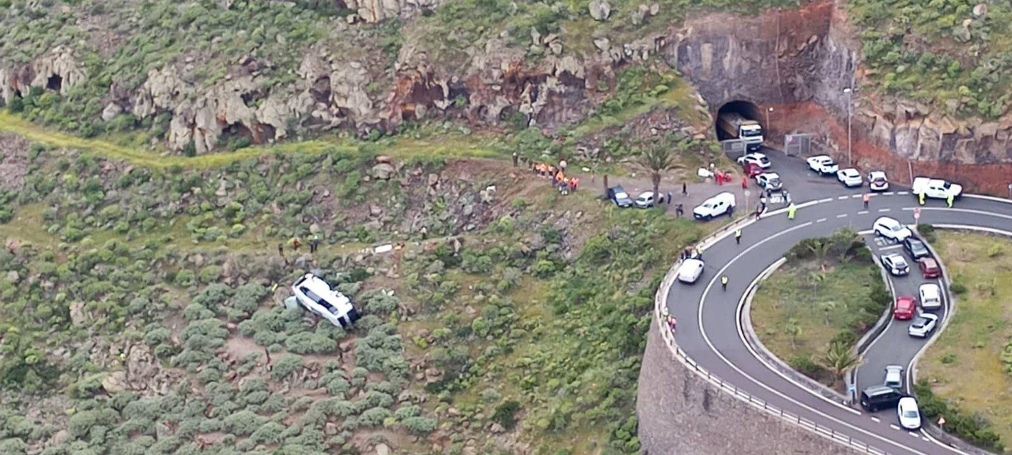 Bus stürzt auf Kanareninsel Böschung hinab
