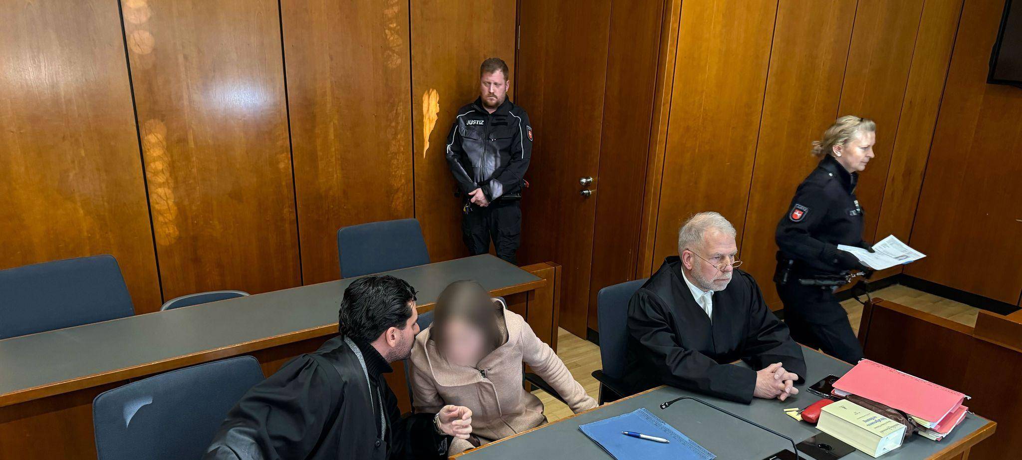Prozess gegen Sozialarbeiterin wegen Mord an 15-Jähriger