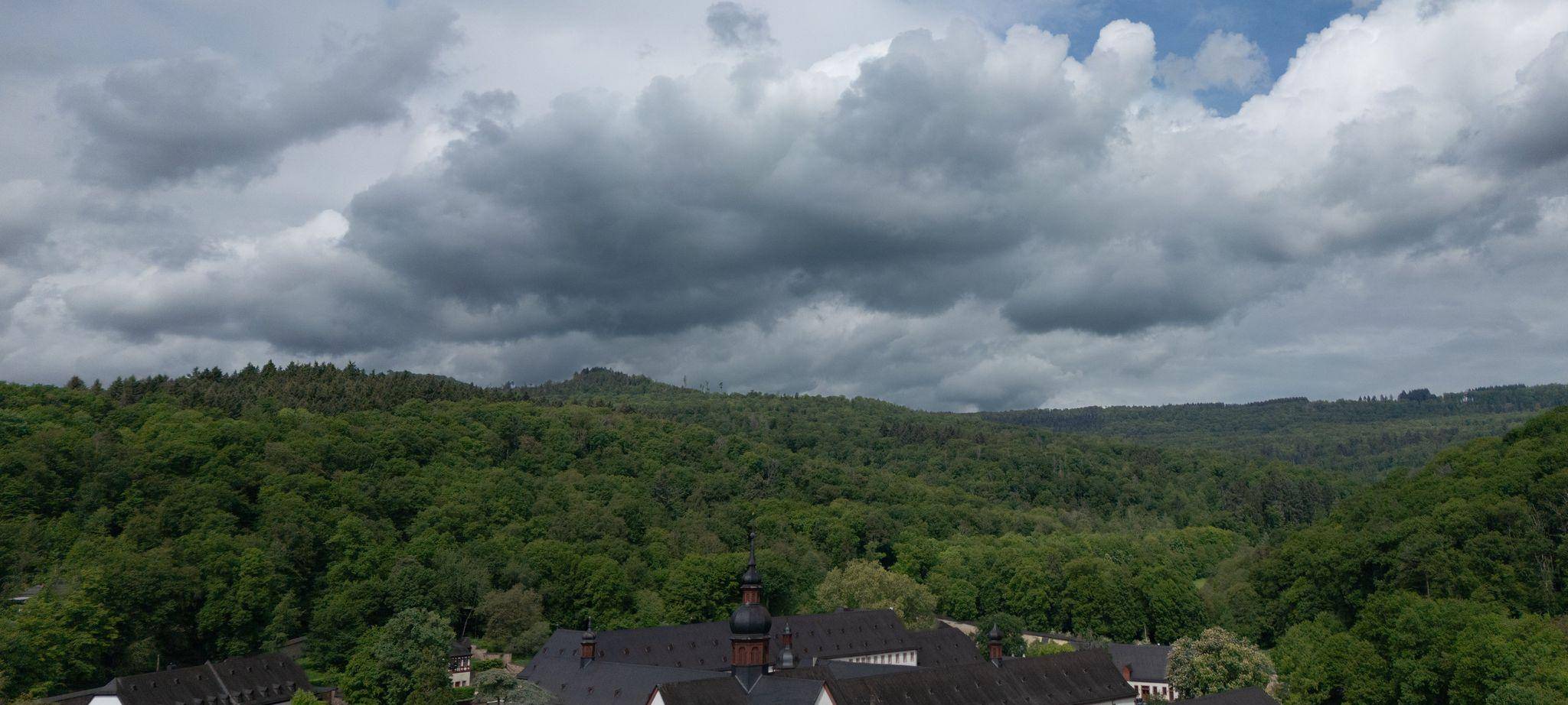 Dunkle Wolken über Kloster Eberbach