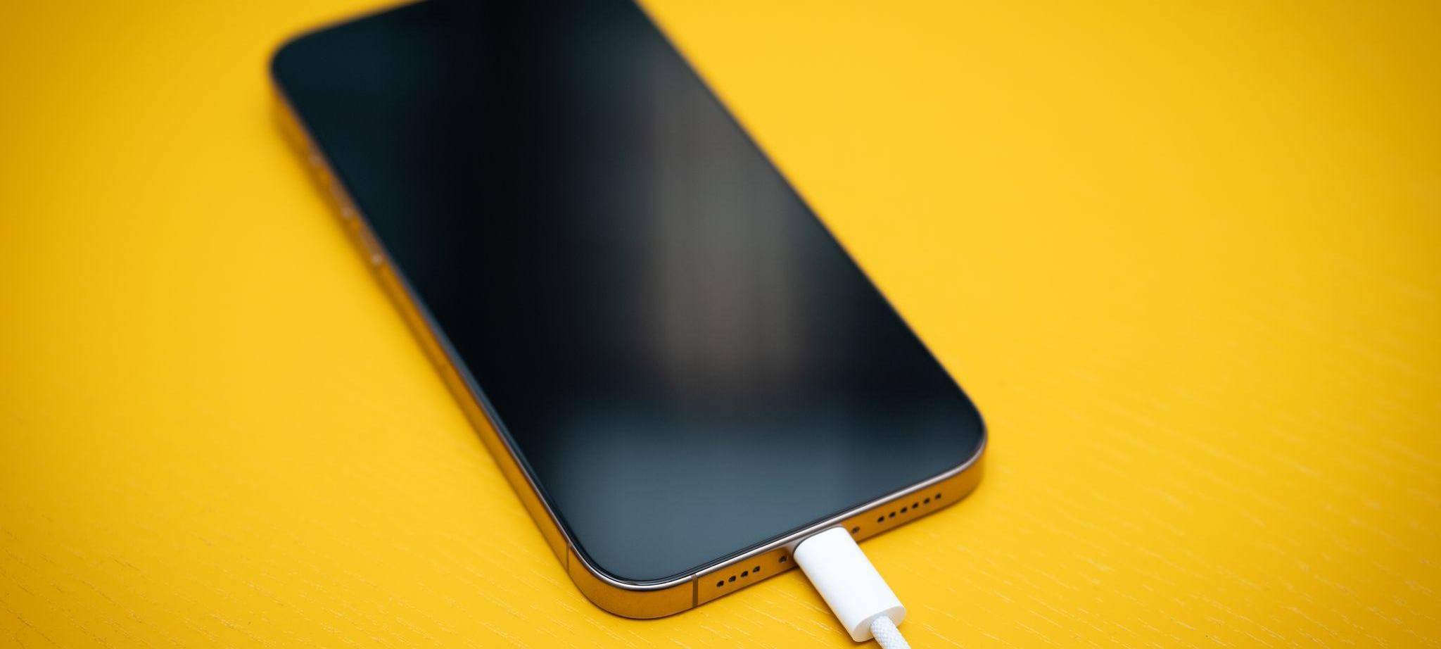 Ein iPhone mit schwarzem Bildschirm an einem USB-C-Kabel