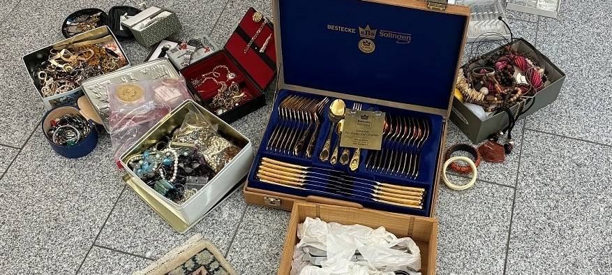 zu sehen sind Schmuck, Goldmünzen und mehr
