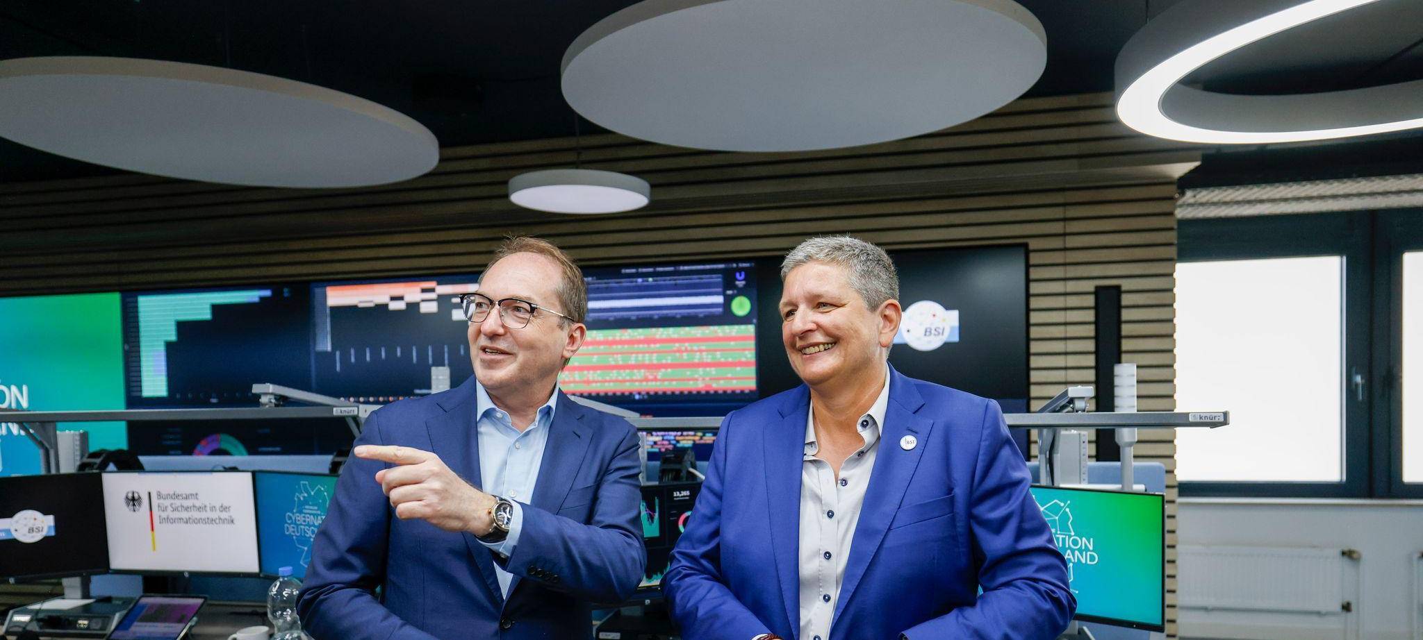 Bundesinnenminister Dobrindt besucht das IT-Lagezentrum des BSI
