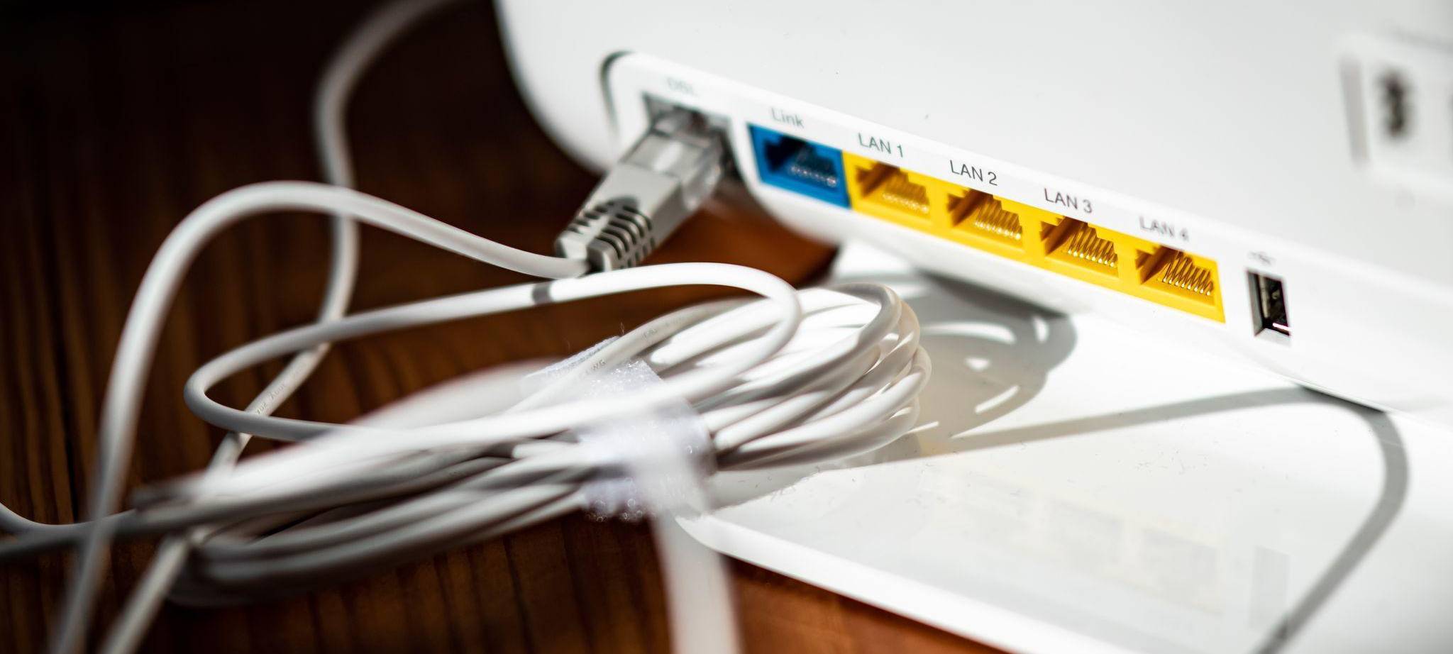 Ein LAN-Kabel steckt im DSL-Steckplatz eines WLAN-Routers