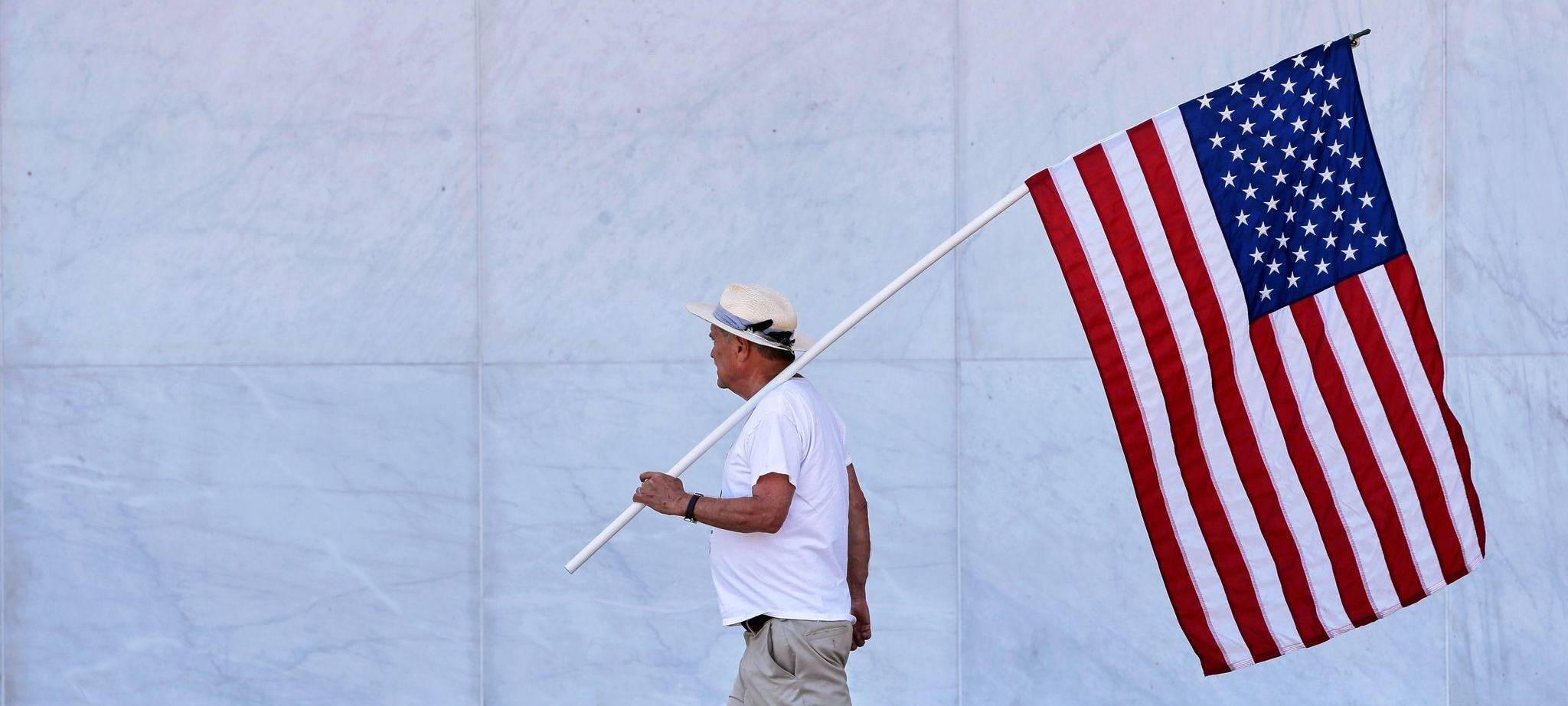 Mann mit US-Flagge