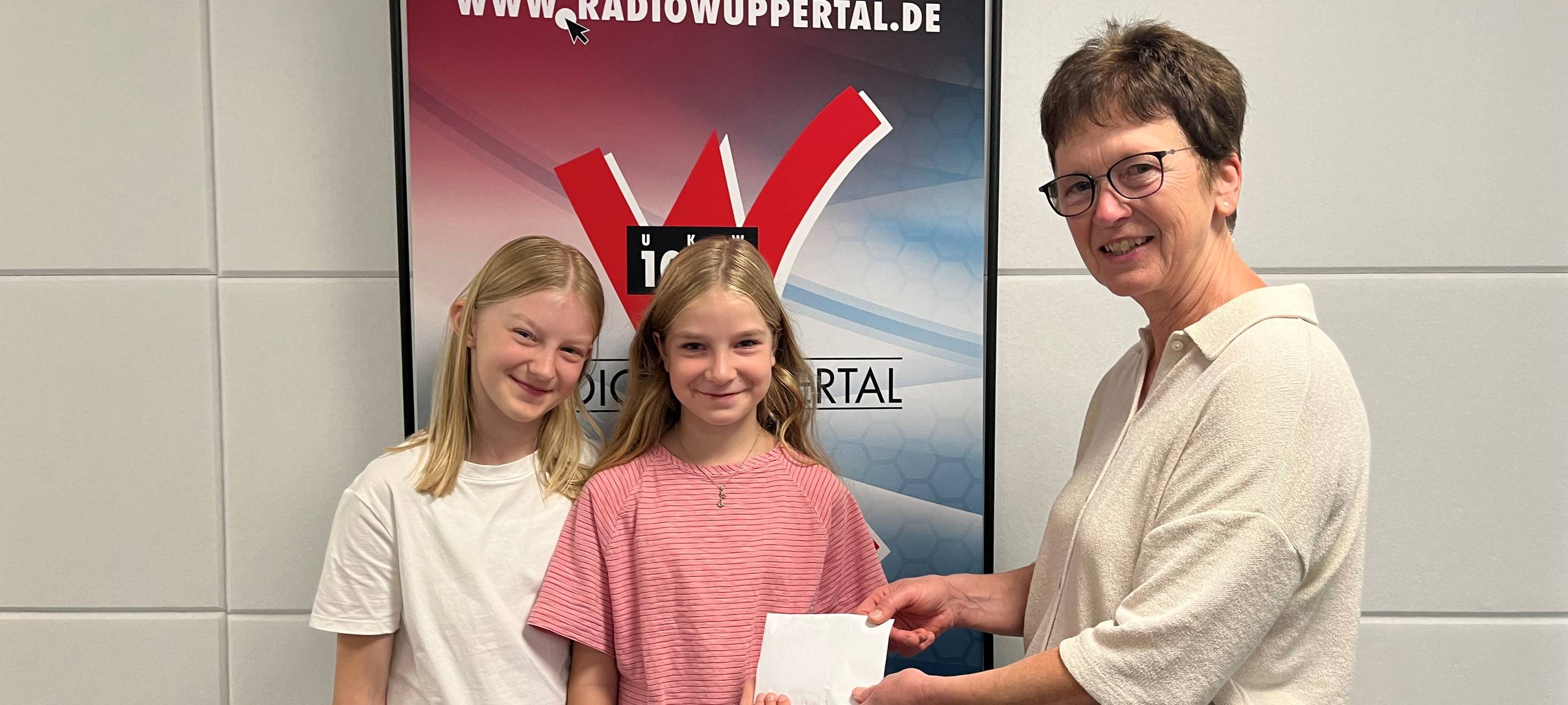 Zwei Mädchen sammeln Spenden für Kindertal