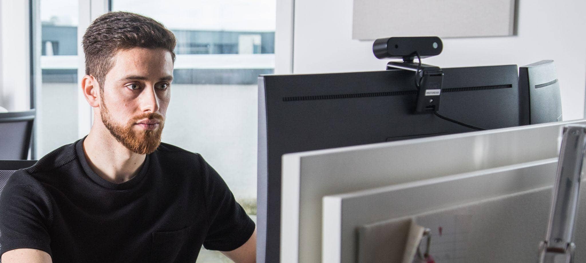 Mann arbeitet vor einem Computerbildschirm