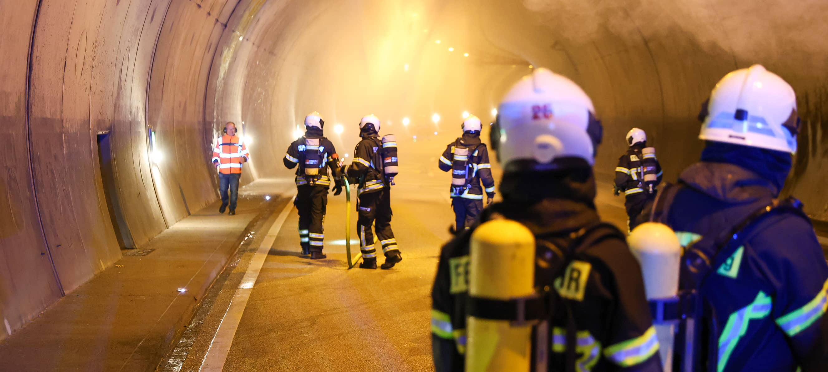 zu sehen ist eine Feuerwehrübung im Tunnel